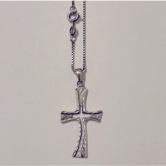 925 Sterling Silver Necklace w Cross Pendant - Picture 2 of 7